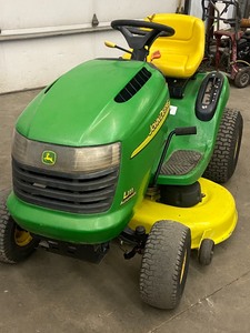 lot 4 image: John Deere L-111 Lawn Tractor