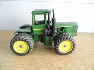lot 18 image: John Deere Tractor