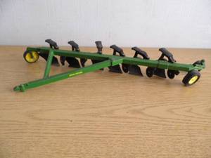 lot 19 image: John Deere Impliment