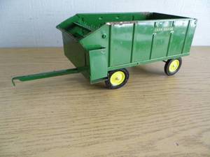 lot 20 image: John Deere Manure Spreader