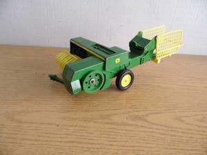 lot 21 image: John Deere Impliment
