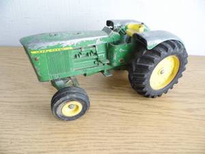lot 23 image: John Deere Tractor