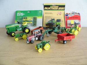 lot 28 image: Miniature John Deere - Farm Tractors