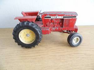 lot 31 image: Red Tractor