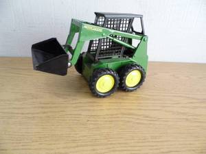 lot 32 image: John Deere Skidsteer