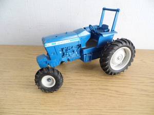 lot 33 image: Ford 7710 Tractor