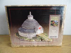 lot 102 image: Ertl American Country Barn