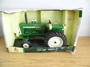 lot 121 image: Ertl Oliver Tractor