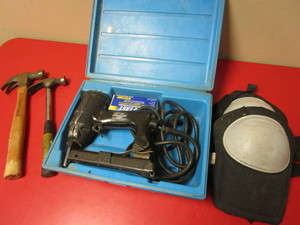 lot 213 image: DUO-FAST ELECTRIC TACKER, PRO PADS KNEE PADS, HAMMERS