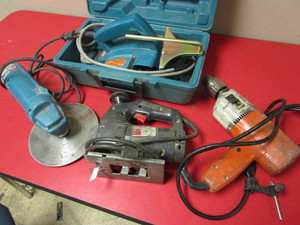 lot 222 image: MAKITA POWER PLANER, MAKITA 4 DISC GRINDER, HEAVY-DUTY SABRE SAW, BLACK & DECKER DRILL