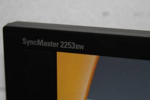lot 47 image: Samsung SyncMaster 2253BW 22 Flat Panel Widescreen LCD Computer Display