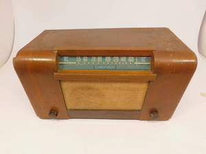 lot 15 image: Vintage Coronado Radio