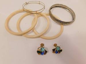 lot 43 image: Vintage Costume Jewelry