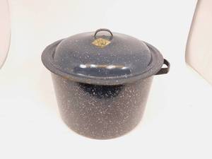 lot 52 image: Vintage Large Cooking Pot
