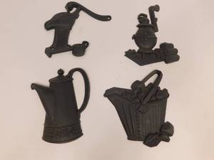 lot 61 image: Vintage Sexton Black Cast Iron Wall Decorations