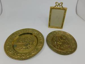 lot 147 image: 2 Vintage Platters  Picture Frame