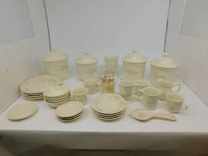 lot 175 image: Pfaltzgraff Ceramic Dinner Set