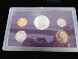 lot 8 image: Proof Set 1984