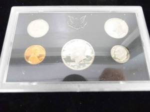 lot 19 image: Proof Set 1972