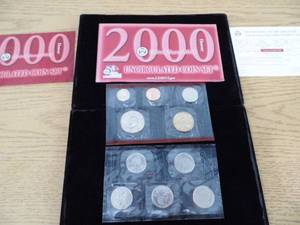 lot 53 image: Uncirculated Coin Set  2000D