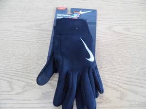 lot 91 image: New Nike Gloves