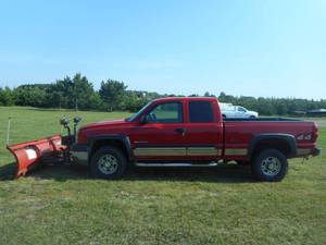 lot 1 image: 2004 Chevy Silverado 2500 HD 4x4 w Plow