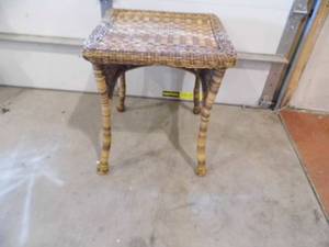 lot 6 image: Wicker Table