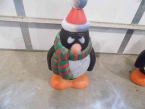 lot 11 image: Blow Mold Penguin