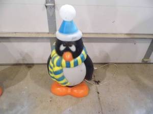 lot 12 image: Blow Mold Penguin