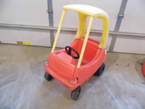 lot 15 image: Little Tykes Car