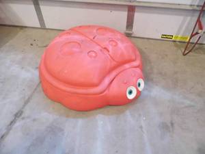 lot 16 image: Little Tykes Sandbox