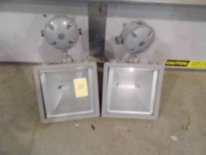 lot 23 image: Lot of 2 Light Fixtures