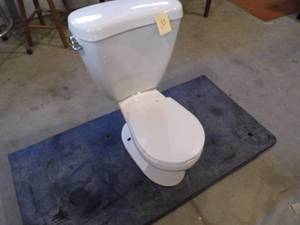 lot 33 image: Child Size Working Toilet