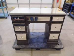 lot 39 image: Desk