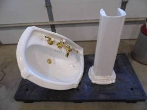 lot 58 image: Pedistal Sink