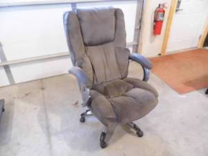 lot 62 image: Desk Chair