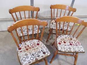 lot 65 image: Lot of 4 Dining Chairs w Pad