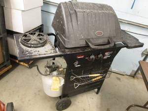 lot 141 image: Sunbeam Gas Grill Needs Cleaning...