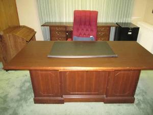 lot 178 image: (2) Large Office Desks, Chair & Met...