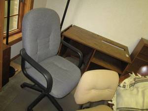 lot 183 image: Lot of Office Chairs & Desk With Bo...