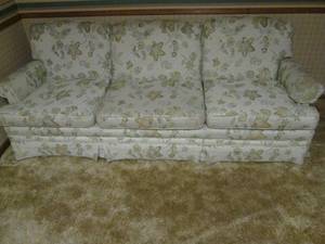 lot 194 image: Vintage Floral Print Couch...