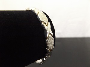 lot 43 image: .925 Sterling Silver Heavy Hugs and Kisses Bracelet