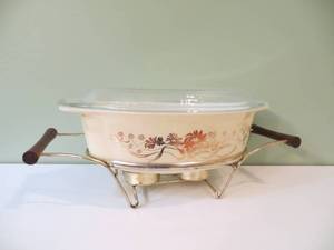 lot 58 image: VINTAGE Pyrex Casserole Dish with Stand