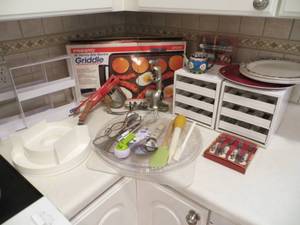 lot 72 image: Lot of Miscellaneous Kitchen Items
