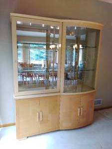lot 2 image: Mirrored China Cabinet with Lights