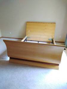 lot 4 image: Queen Headboard & Frame