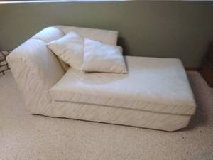 lot 9 image: Chaise