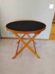 lot 15 image: Collapsible Game Table