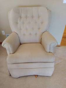 lot 17 image: Rocking Swivel Chair