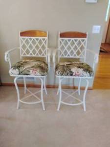 lot 19 image: Pair of Swivel Barstools